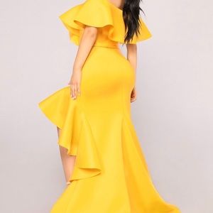A Mermaid yellow dress (FASHION NOVA)